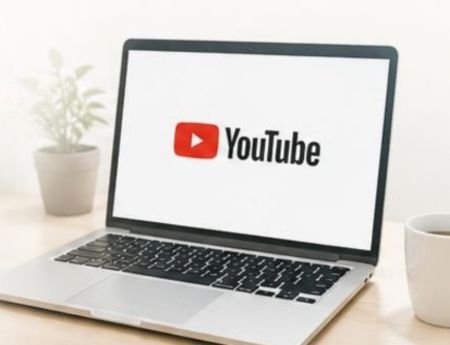 YouTubeで社員教育動画を見るイメージ